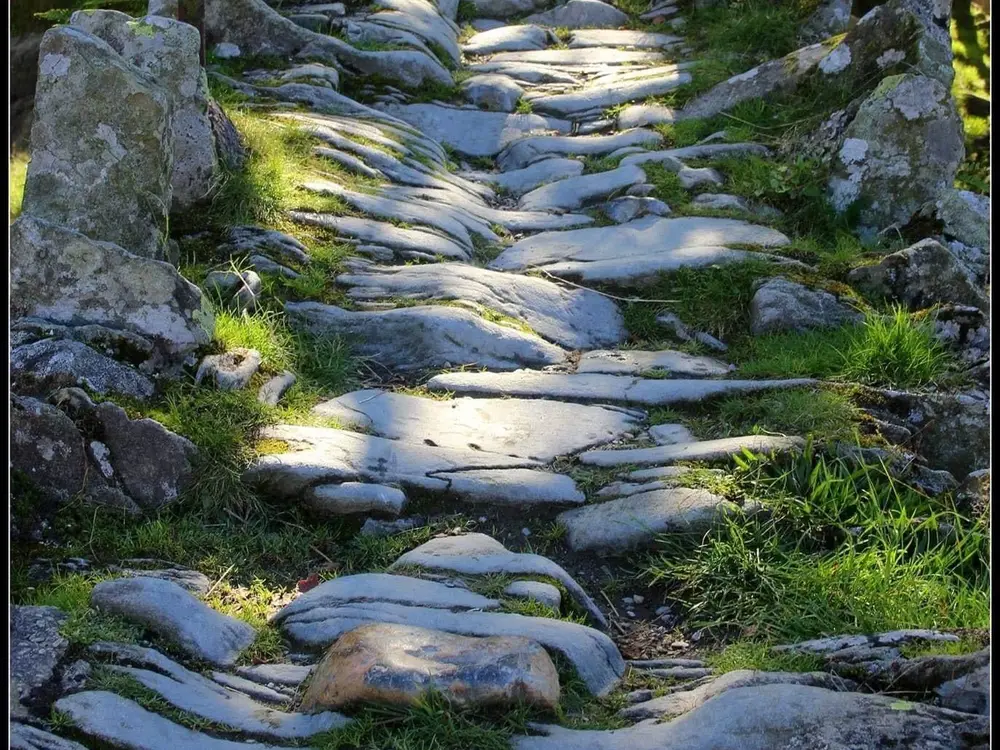 分かれ道の石の道標