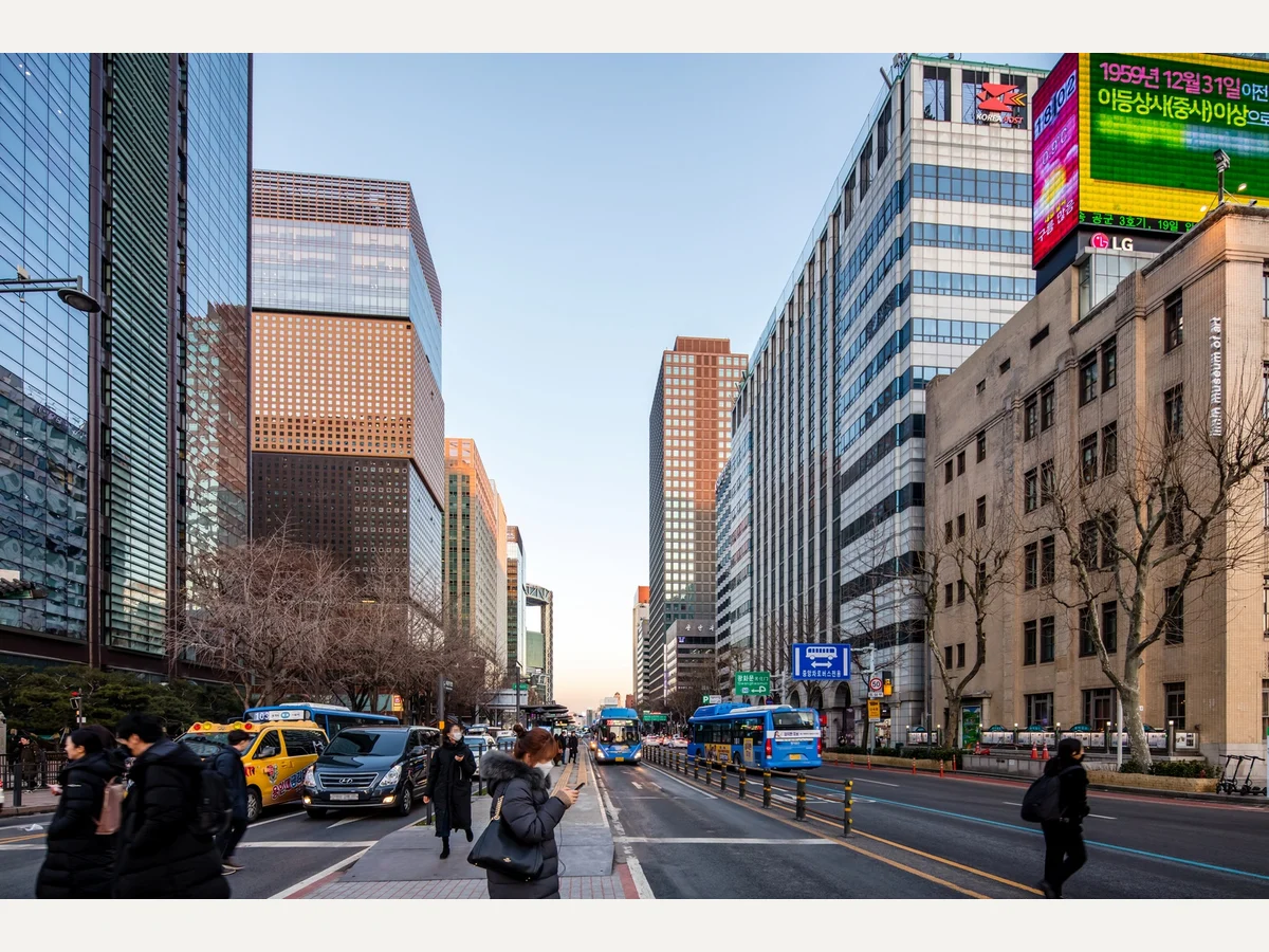 世宗大路交差点から鐘路1街交差点方向を見た、鐘路沿いの高層オフィス街。占い師、鑑定結果、予約状況は写していない。