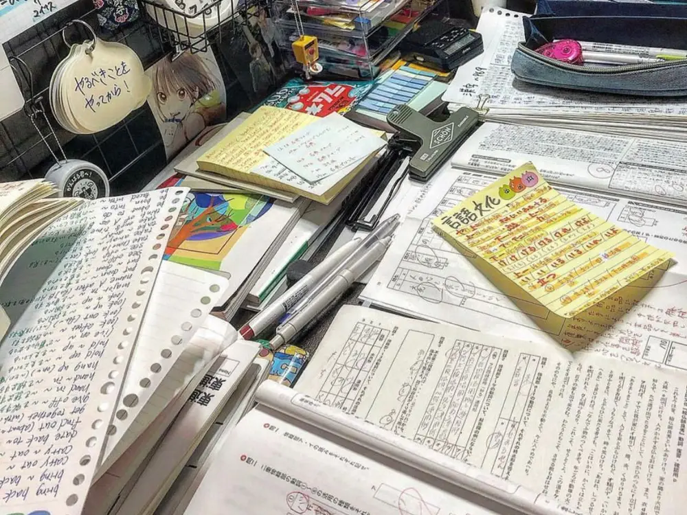 書きかけのノートと万年筆